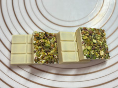 4 Square White Dubai recipe Chocolate bar handmade Pistachios on top 4×70(280g).