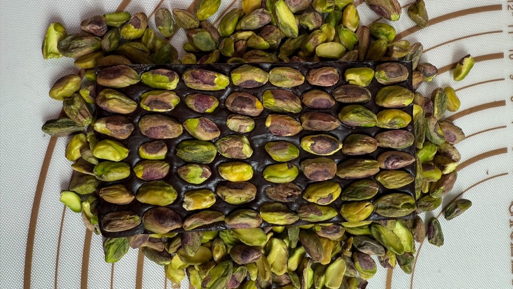 Dark chocolate Bar packed with roasted crunchy Pistachios, handcrafted bar 100g.