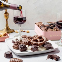 Chocolate Gift Basket for Women, Candy Gift Box for Woman, Gift Set for Valentin