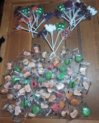 95ct Halloween Monster Variety Candy Lollipops/Gummy Body Parts (Toe, Brain, etc