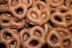 MILK CHOCOLATE PRETZELS, 2.5LBS