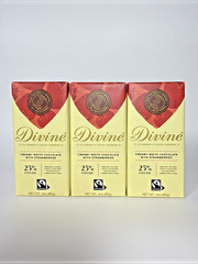 Divine White Chocolate with Strawberries, 25% cocoa – 3.0 oz (85g)(3-pack)