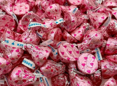 HERSHEY’S Kisses Chocolate Candy Filled with Strawberry Flavored Crème(2 Pounds)