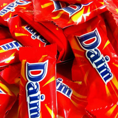x6 DAIM Milk Chocolate 200g Crunchy Almond Caramel Candy Sharing Bag Halloween