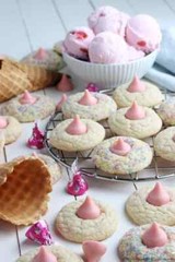 Hershey’s Kisses Strawberry Ice Cream Cone Crème & Cookies Candy (1.5 Pounds)