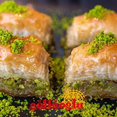 Gulluoglu Turkish Baklava 21 pieces (1.65lb – 750gr), Metal – Tin Box, daily