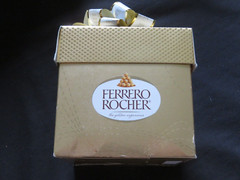 (1) Ferrero Rocher Fine Hazelnut Chocolates In Gold Gift Box 7.9 Oz / 18 Pieces