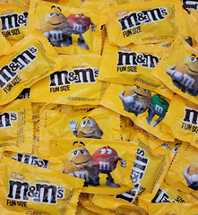 M&M’s Peanut Milk Chocolate, Fun Size Candy, Individually Wrapped (2 Pounds Bag)
