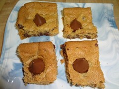 DELICIOUS AND NOSTALGIC HOMEMADE PEANUT BUTTER KISS BARS (13″ x 9″) TRAY