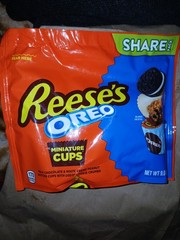 Reese’s OREO Miniature Cups Share Size Bag, Peanut Butter & Chocolate, 9.0 oz