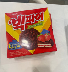 Korean Snack Bulk – Crown Big Pie Strawberry Jam Filled Chocolate Cookie 5Packs