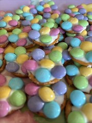 Easter 50 Homemade White chocolate M & M PRETZEL Flower Candy BITES⚜️