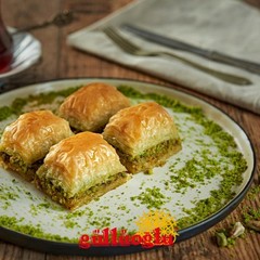 Gulluoglu Turkish Baklava 21 pieces (1.65lb – 750gr), Metal – Tin Box, daily