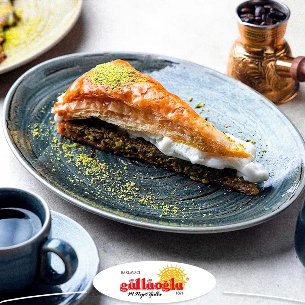 Gulluoglu Carrot Slice Triangle Baklava with Pistachio, 8 Pieces 2.38lb 1080 Gr.