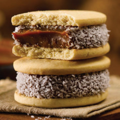 Alfajores Cachafaz De Maicena y Dulce de Leche con Coco Rallado Caja 12 Unidades