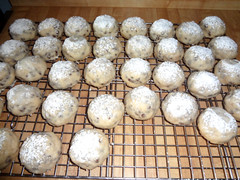 MELT IN YOUR MOUTH HOMEMADE CHOCOLATE CHIP SNOWBALL COOKIES (30 COOKIES)