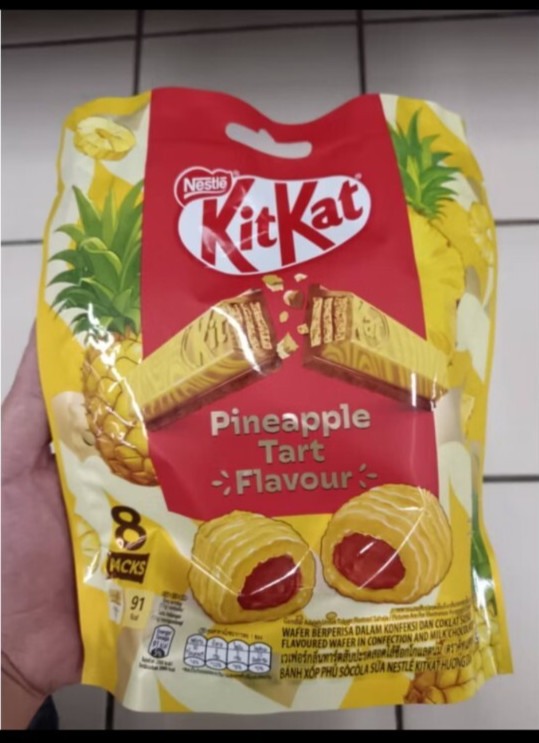 KitKat Pineapple Tat And strawberry Flavour Sharebag [Limited Edition] (5 px)