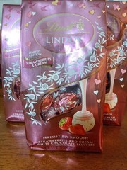 Lindt LINDOR Valentine’s Strawberries & Cream White Chocolate Truffles 5.1 oz