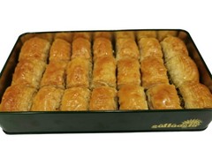 Gulluoglu Turkish Baklava 21 pieces (1.65lb – 750gr), Metal – Tin Box, daily