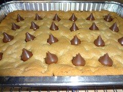 DELICIOUS AND NOSTALGIC HOMEMADE PEANUT BUTTER KISS BARS (13″ x 9″) TRAY