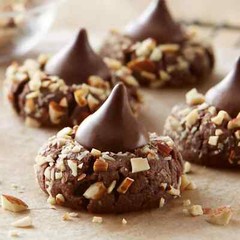 HERSHEY’S Kisses Milk Chocolate With Almonds, Bulk & Delicious Candy (5 Pounds)