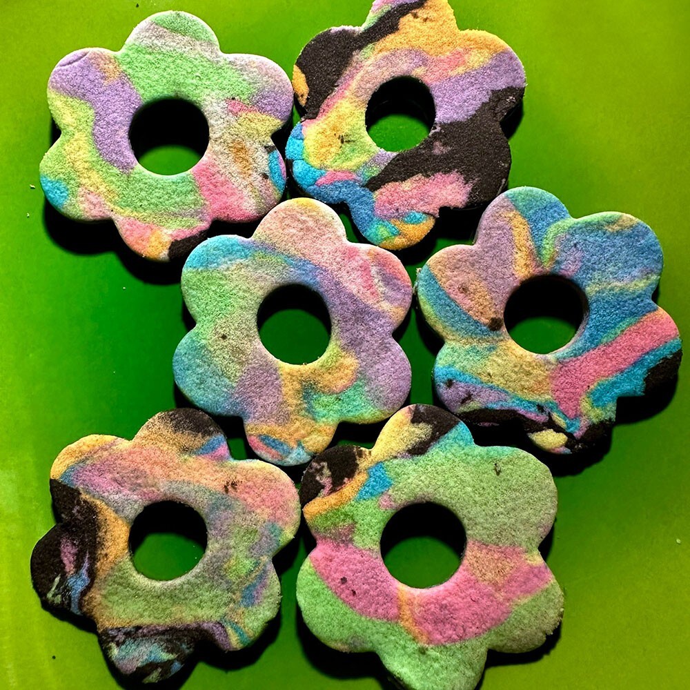 Homemade Gluten Free Rainbow Flower Shortbread Cookies – Big girlypop flowers!