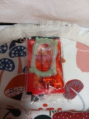 2 BAGS- BLOODY BITES GLOW IN THE DARK PLASTIC VAMPIRE FANGS OOZING BLOOD CANDY!!