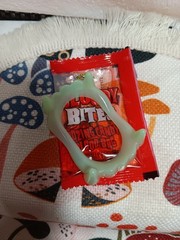 2 BAGS- BLOODY BITES GLOW IN THE DARK PLASTIC VAMPIRE FANGS OOZING BLOOD CANDY!!