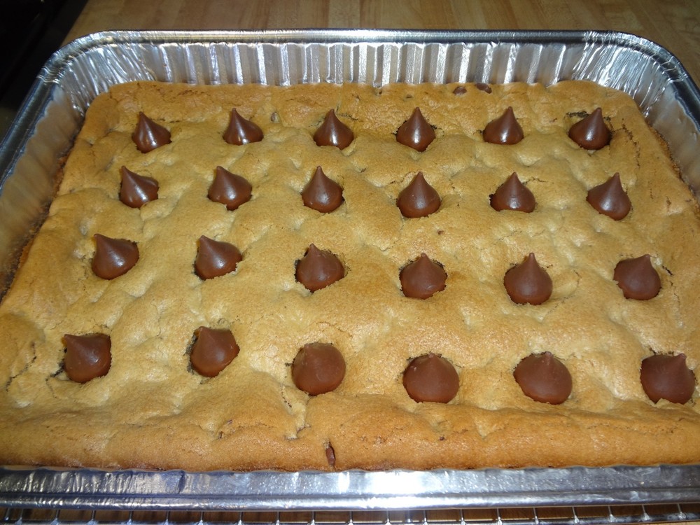 DELICIOUS AND NOSTALGIC HOMEMADE PEANUT BUTTER KISS BARS (13″ x 9″) TRAY