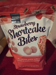 🔥 20oz Strawberry Shortcake Bites by Edward Marc Chocolatier in date 10/26 new