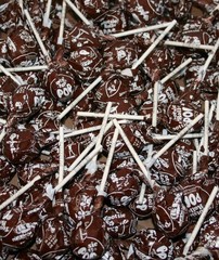 200X CHOCOLATE Tootsie Roll Pops 1 Hundred Lollipops FRESH, ships in box