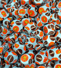 Reese’s Oreo Miniatures Milk Chocolate & White Peanut Butter Cups (2 Pounds)