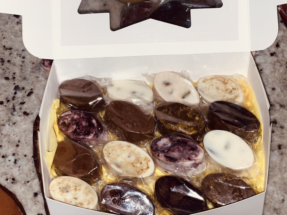 PALMA Delights Chocolate Coated Dates With Assorted Toppings And Nuts. 20 Pieces